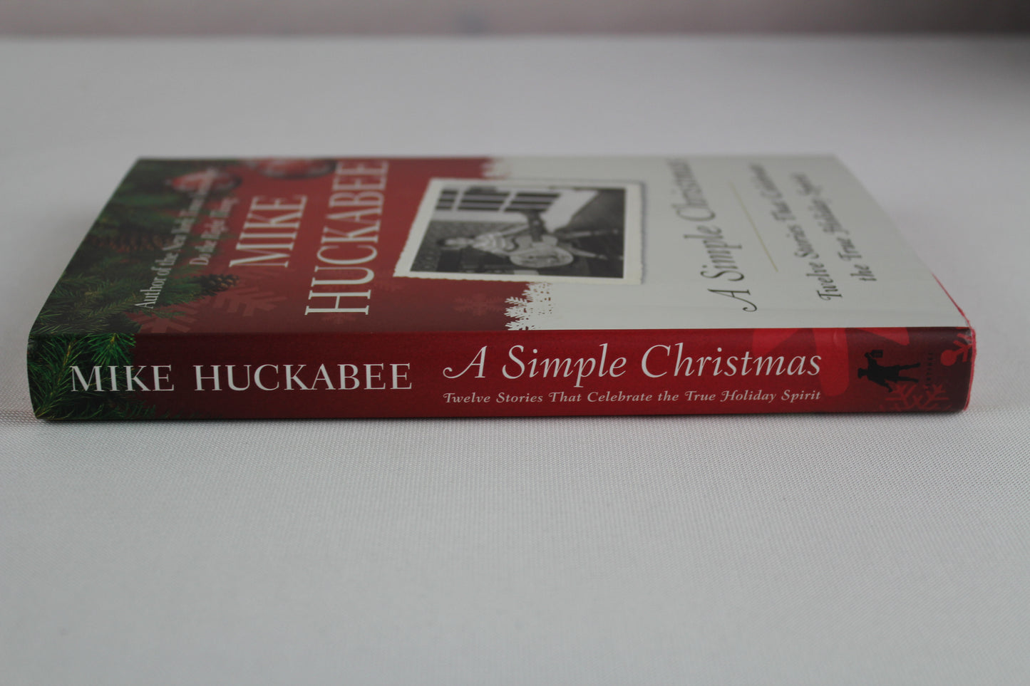 A Simple Christmas: Twelve Stories That Celebrate the True Holiday Spirit by Mike Huckabee
