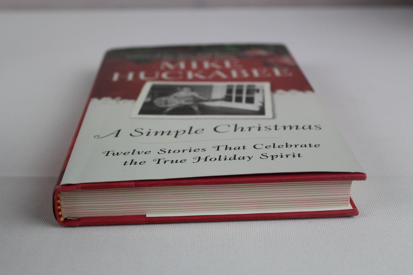 A Simple Christmas: Twelve Stories That Celebrate the True Holiday Spirit by Mike Huckabee