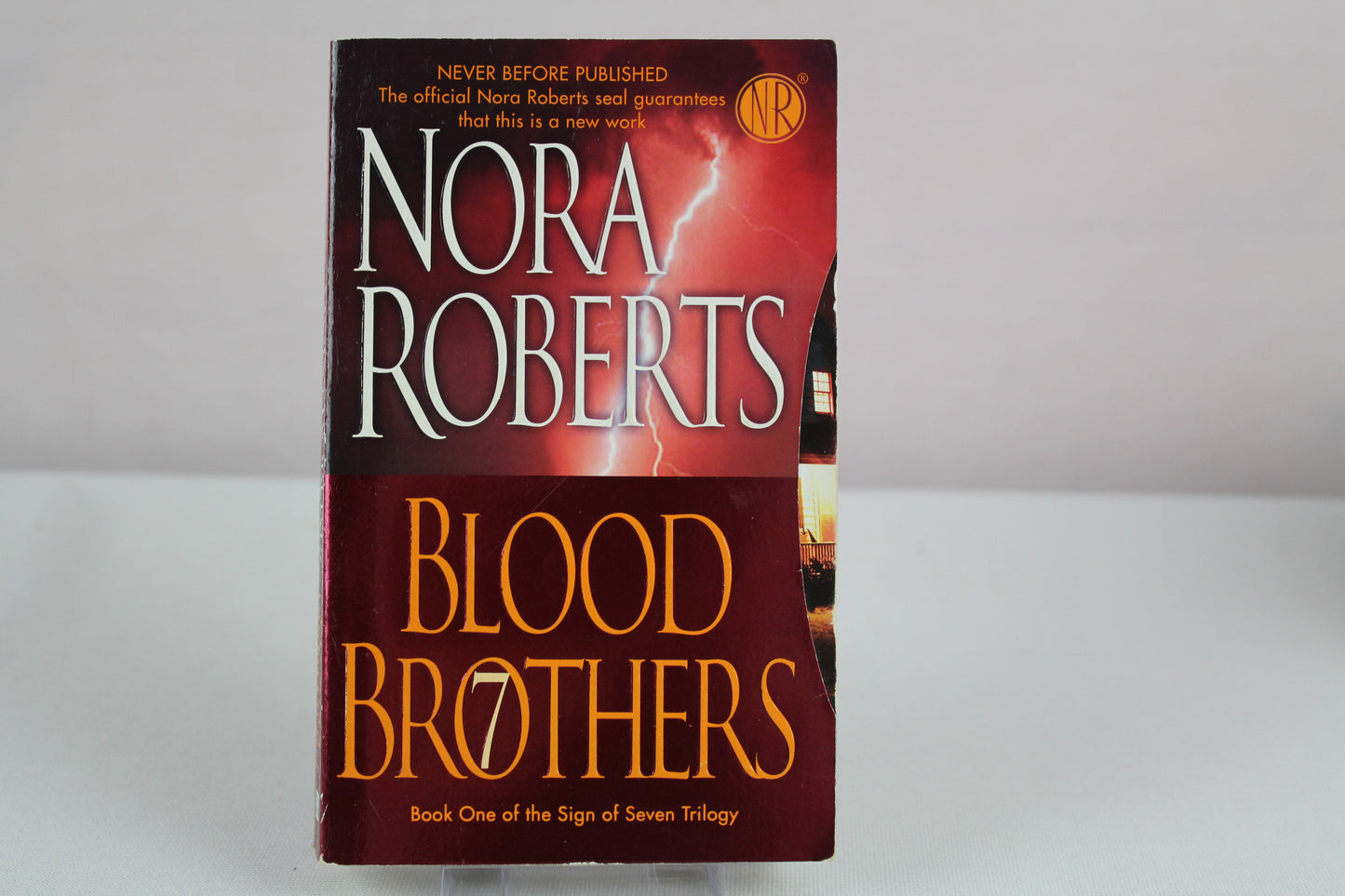 Blood Brothers (Sign of Seven) by Nora Roberts