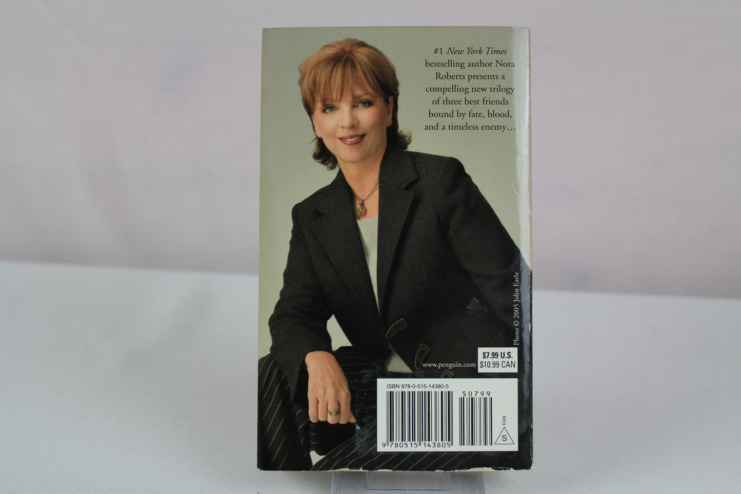 Blood Brothers (Sign of Seven) by Nora Roberts