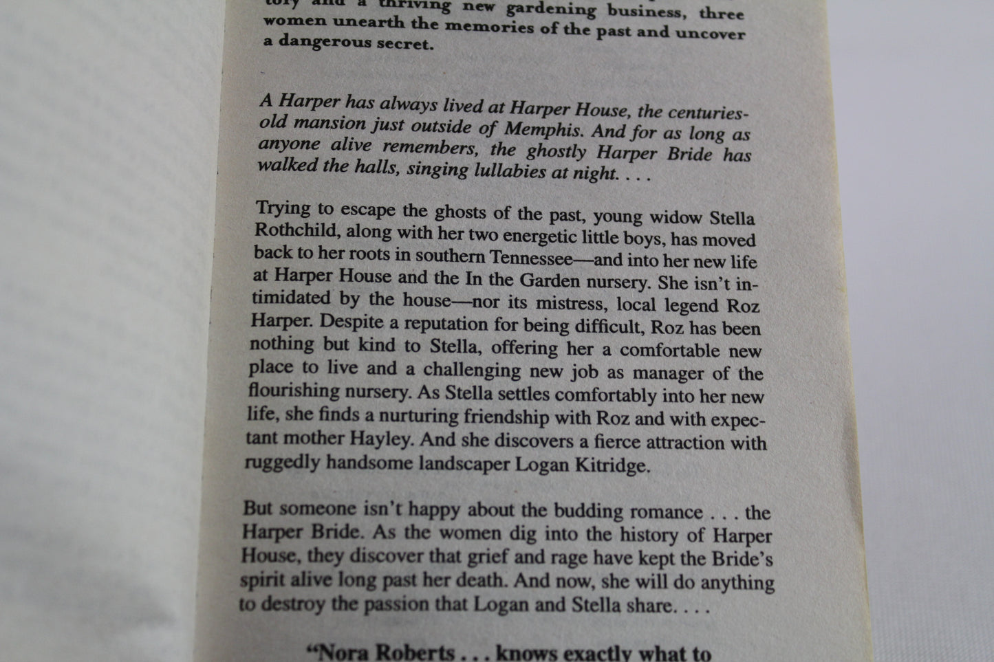 Blue Dahlia (In the Garden, Book 1) by Nora Roberts