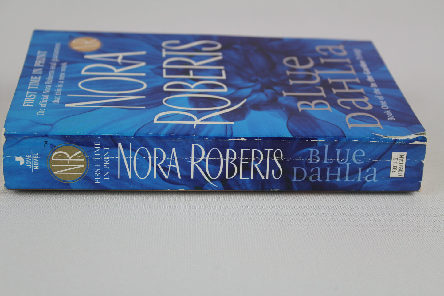 Blue Dahlia (In the Garden, Book 1) by Nora Roberts