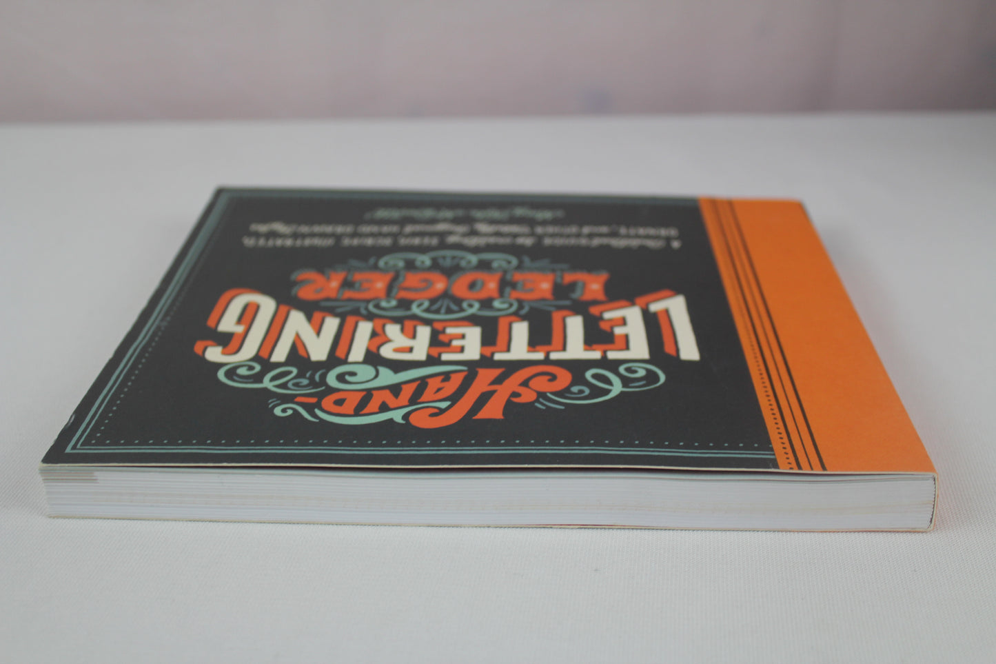 Hand-Lettering Ledger: A Practical Guide to Creating Serif, Script, Illustrated, Ornate, and Other Totally Original Hand-Drawn Styles by Chronicle Books, Mary Kate McDevitt
