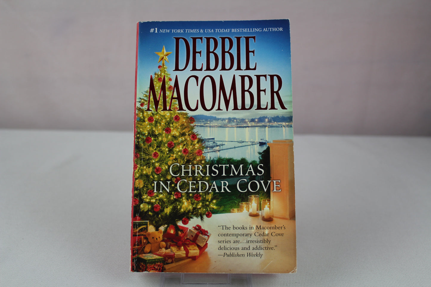 Christmas in Cedar Cove: A Holiday Romance Collection (A Cedar Cove Novel) by Debbie Macomber