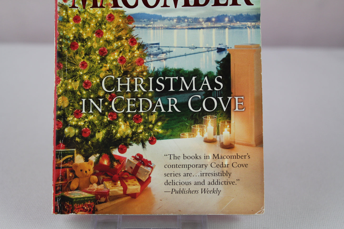 Christmas in Cedar Cove: A Holiday Romance Collection (A Cedar Cove Novel) by Debbie Macomber
