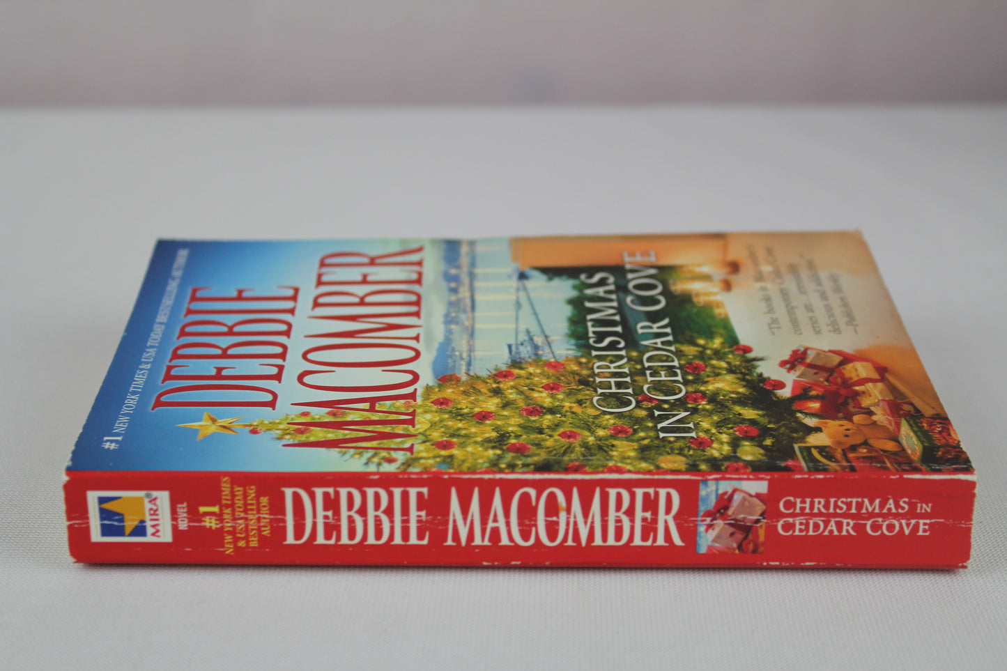 Christmas in Cedar Cove: A Holiday Romance Collection (A Cedar Cove Novel) by Debbie Macomber