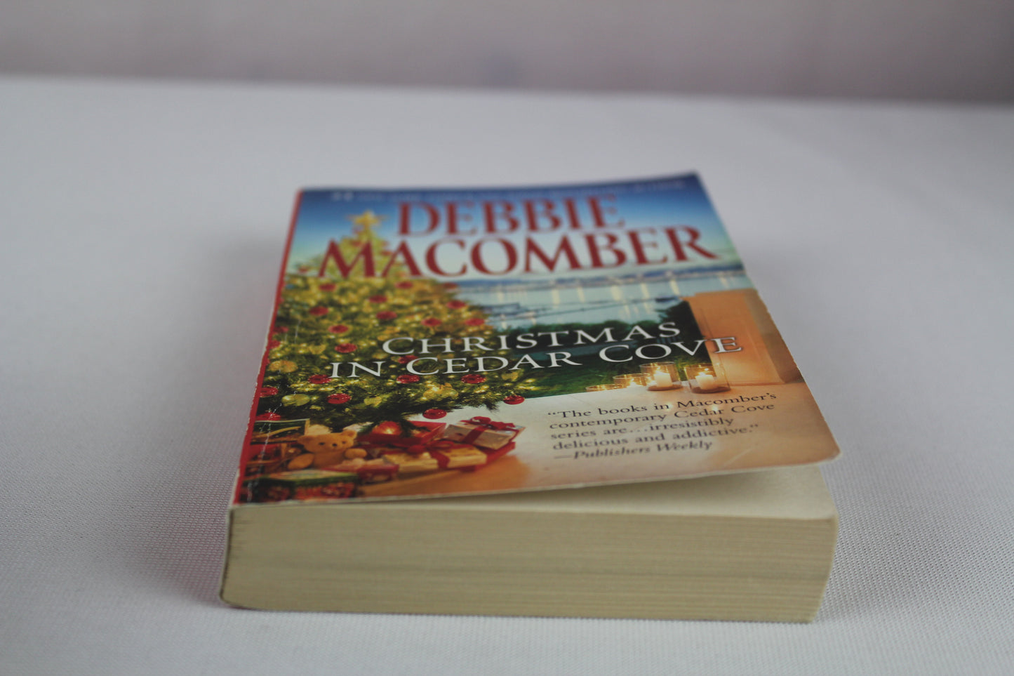 Christmas in Cedar Cove: A Holiday Romance Collection (A Cedar Cove Novel) by Debbie Macomber