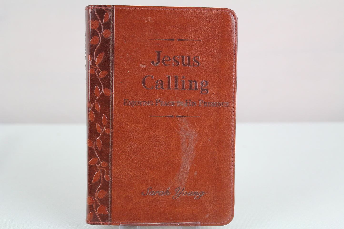 Jesus Calling : Enjoying Peace in His Presence by Sarah Young