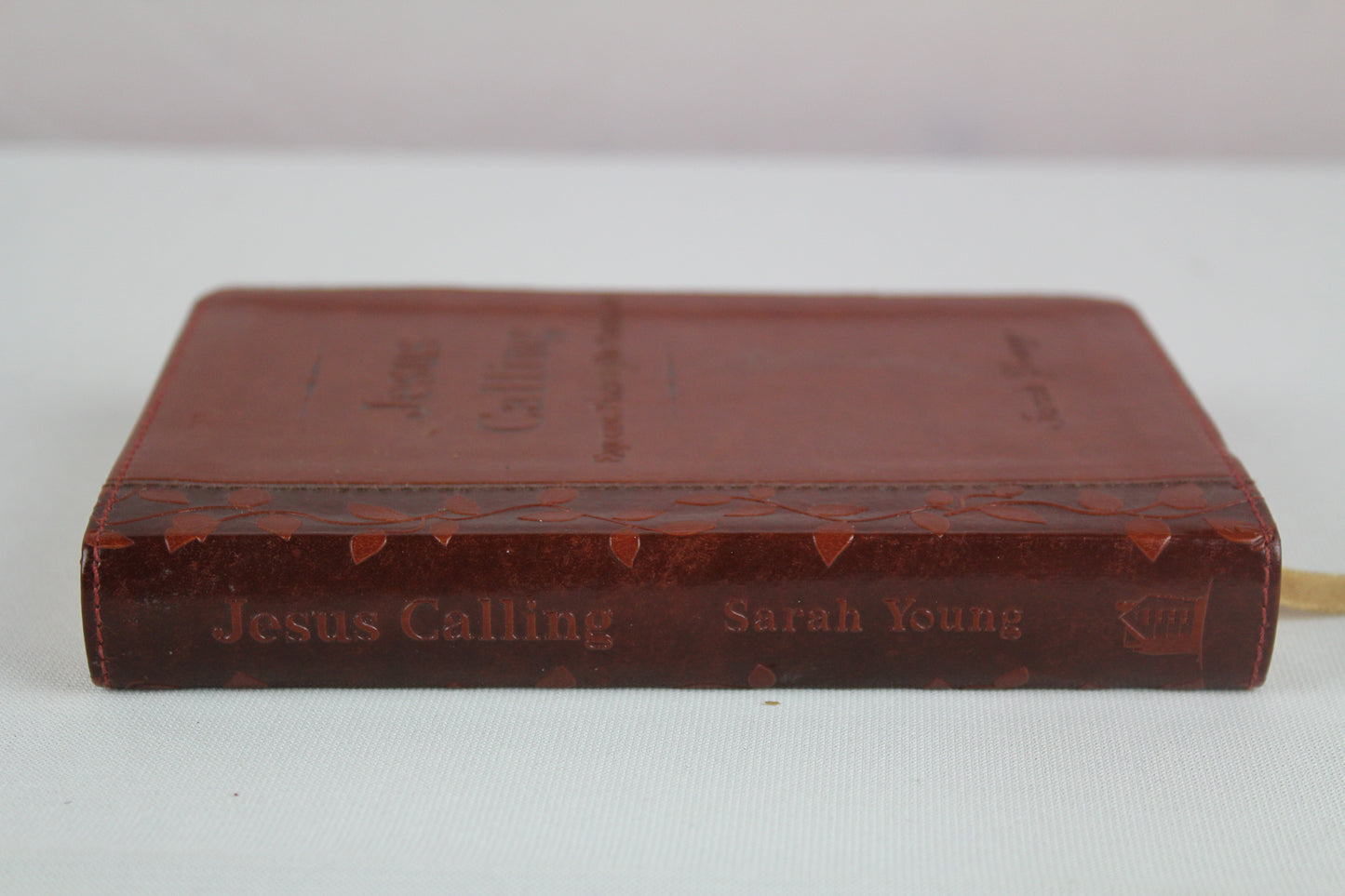 Jesus Calling : Enjoying Peace in His Presence by Sarah Young
