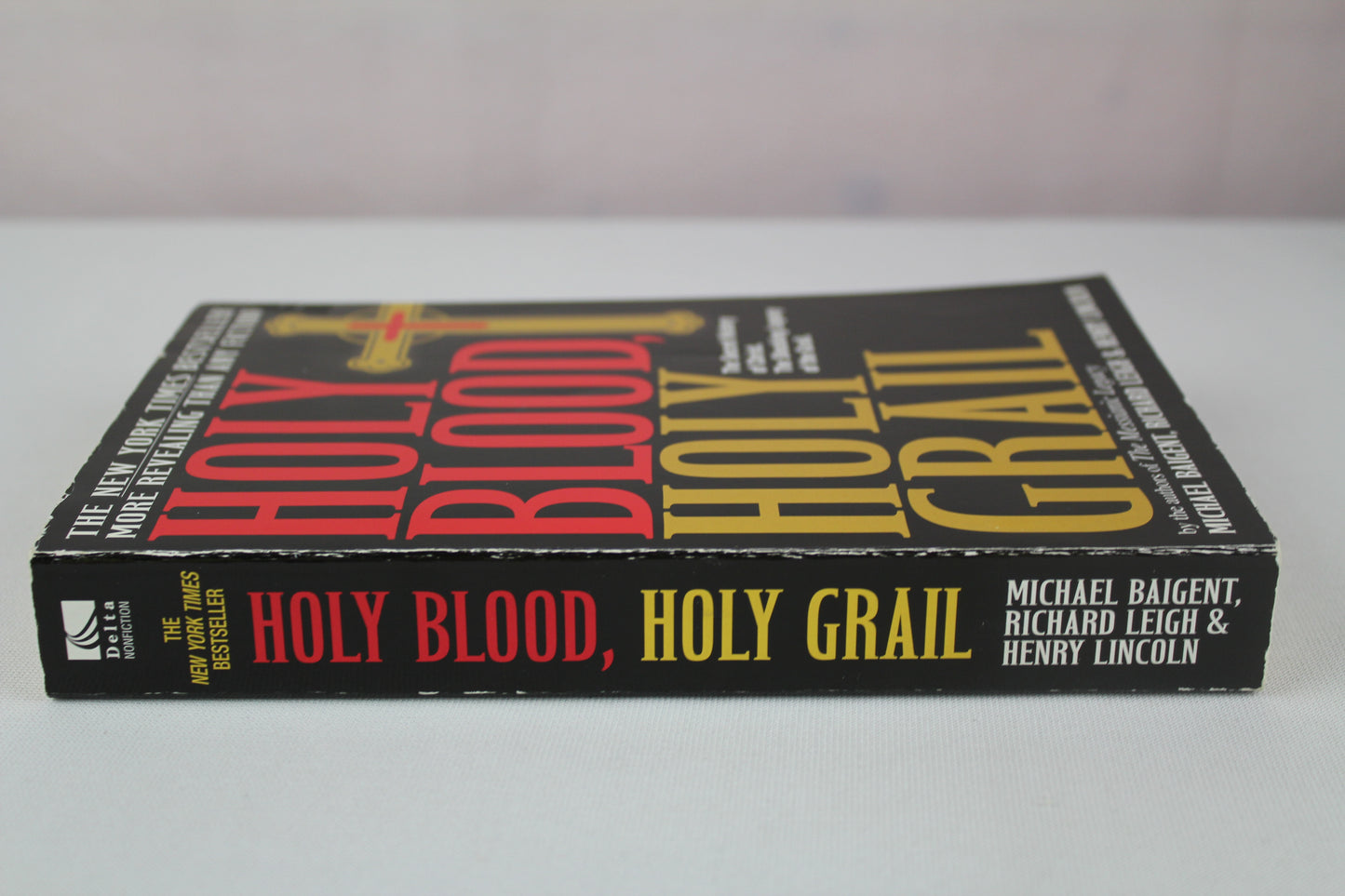 Holy Blood, Holy Grail by Michael Baigent, Richard Leigh, Henry Lincoln