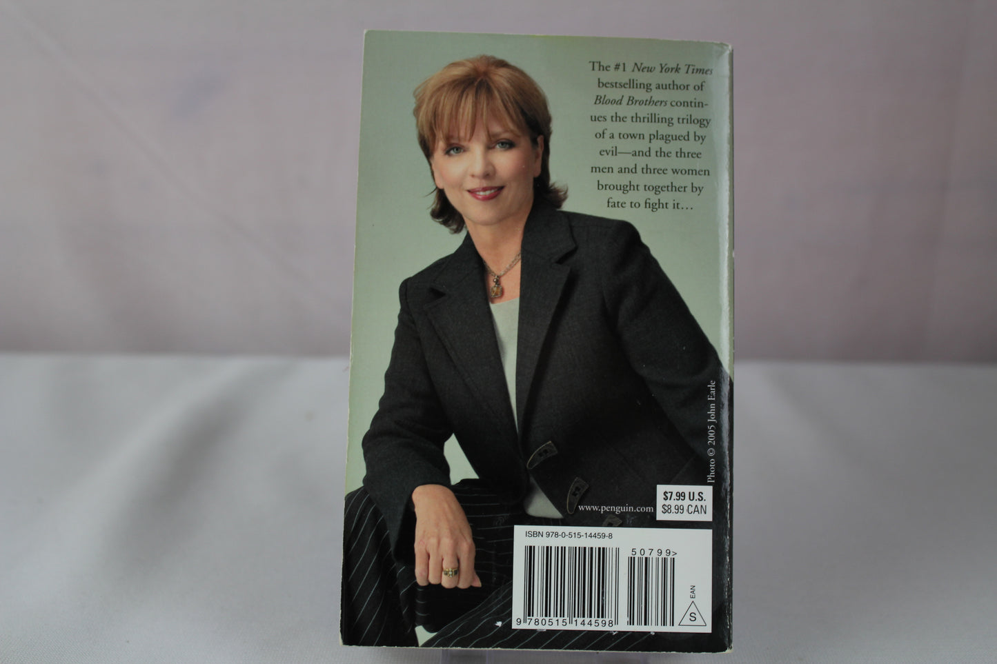 The Hollow (Sign of Seven Trilogy, Book 2) by Nora Roberts