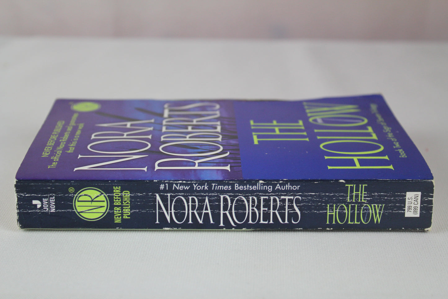The Hollow (Sign of Seven Trilogy, Book 2) by Nora Roberts