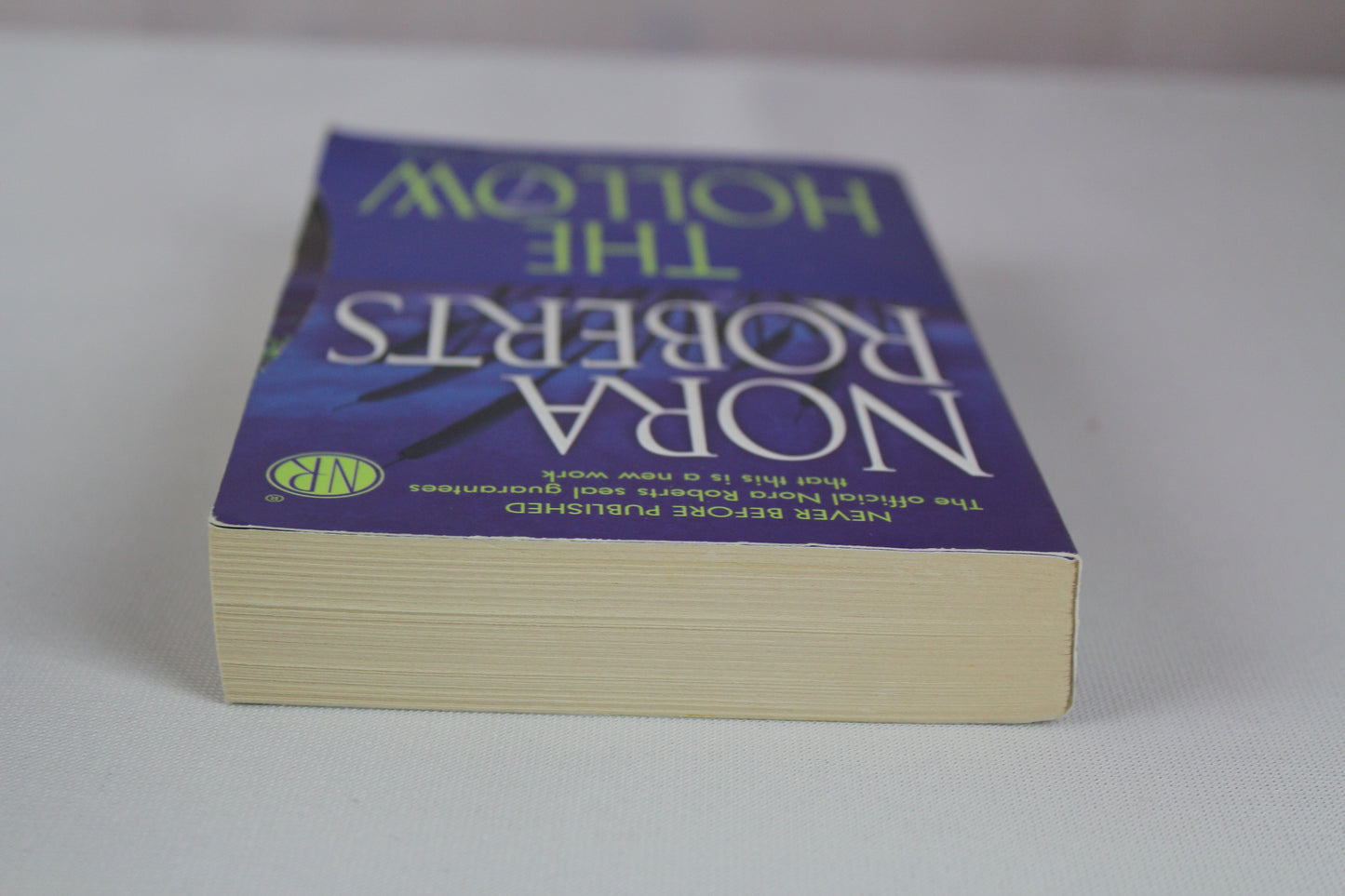 The Hollow (Sign of Seven Trilogy, Book 2) by Nora Roberts