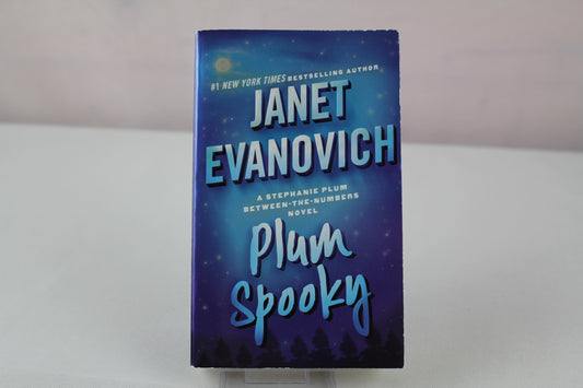 Plum Spooky (Stephanie Plum: Between the Numbers) by Janet Evanovich