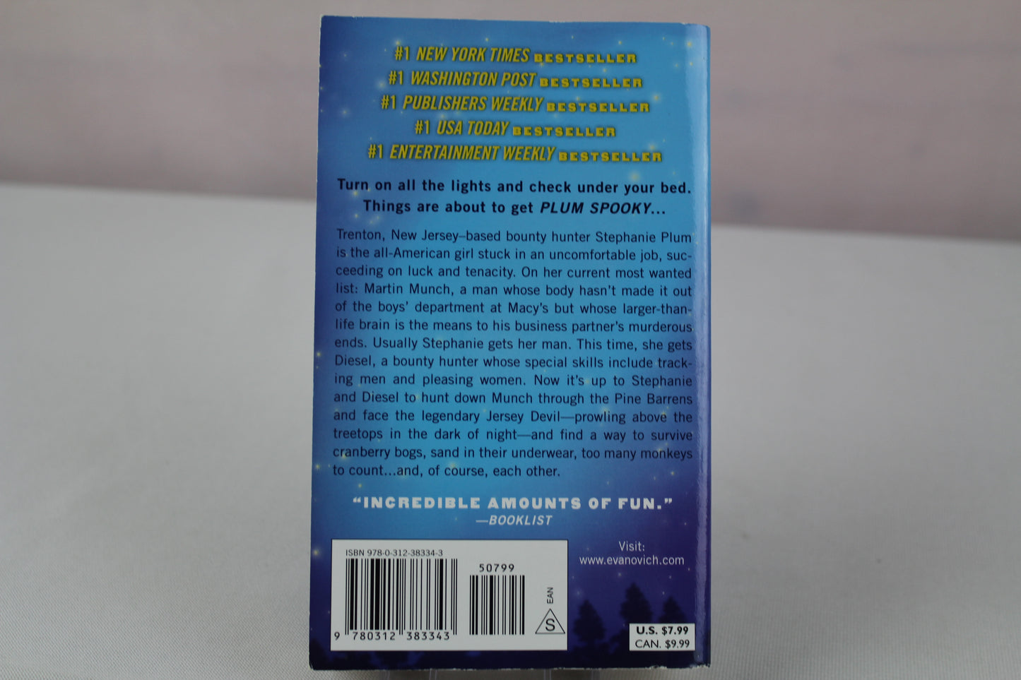 Plum Spooky (Stephanie Plum: Between the Numbers) by Janet Evanovich