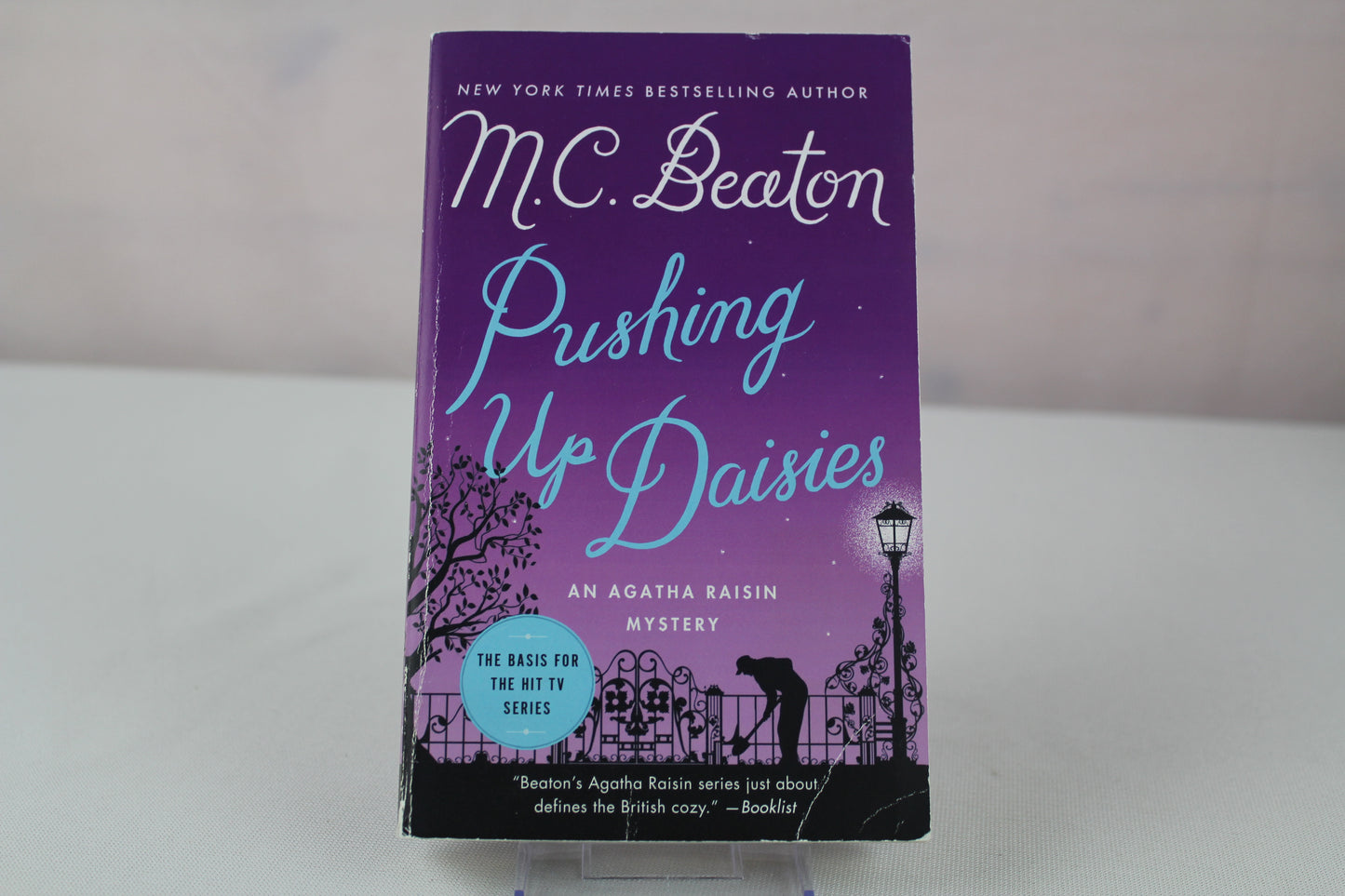 Pushing Up Daisies: An Agatha Raisin Mystery (Agatha Raisin Mysteries, 27) by M. C. Beaton