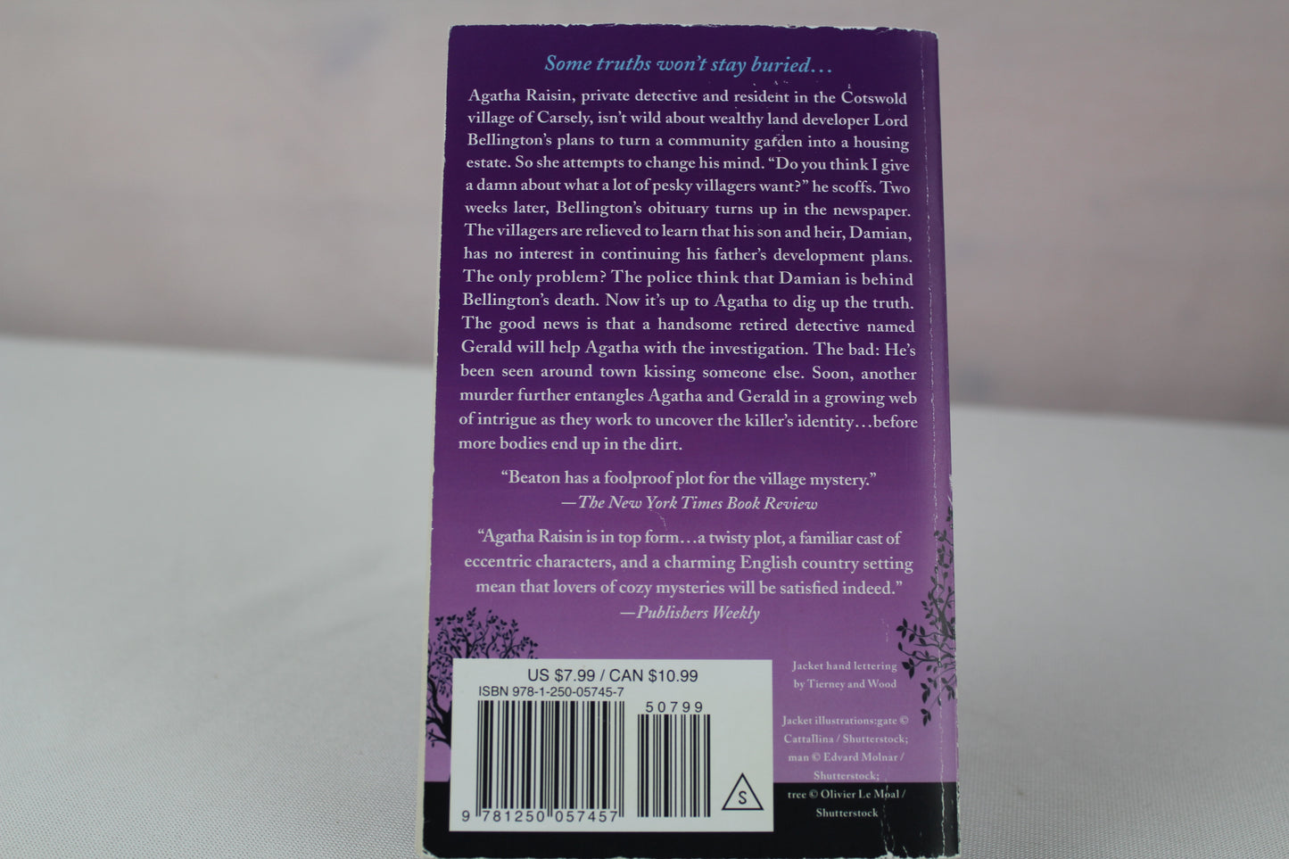 Pushing Up Daisies: An Agatha Raisin Mystery (Agatha Raisin Mysteries, 27) by M. C. Beaton