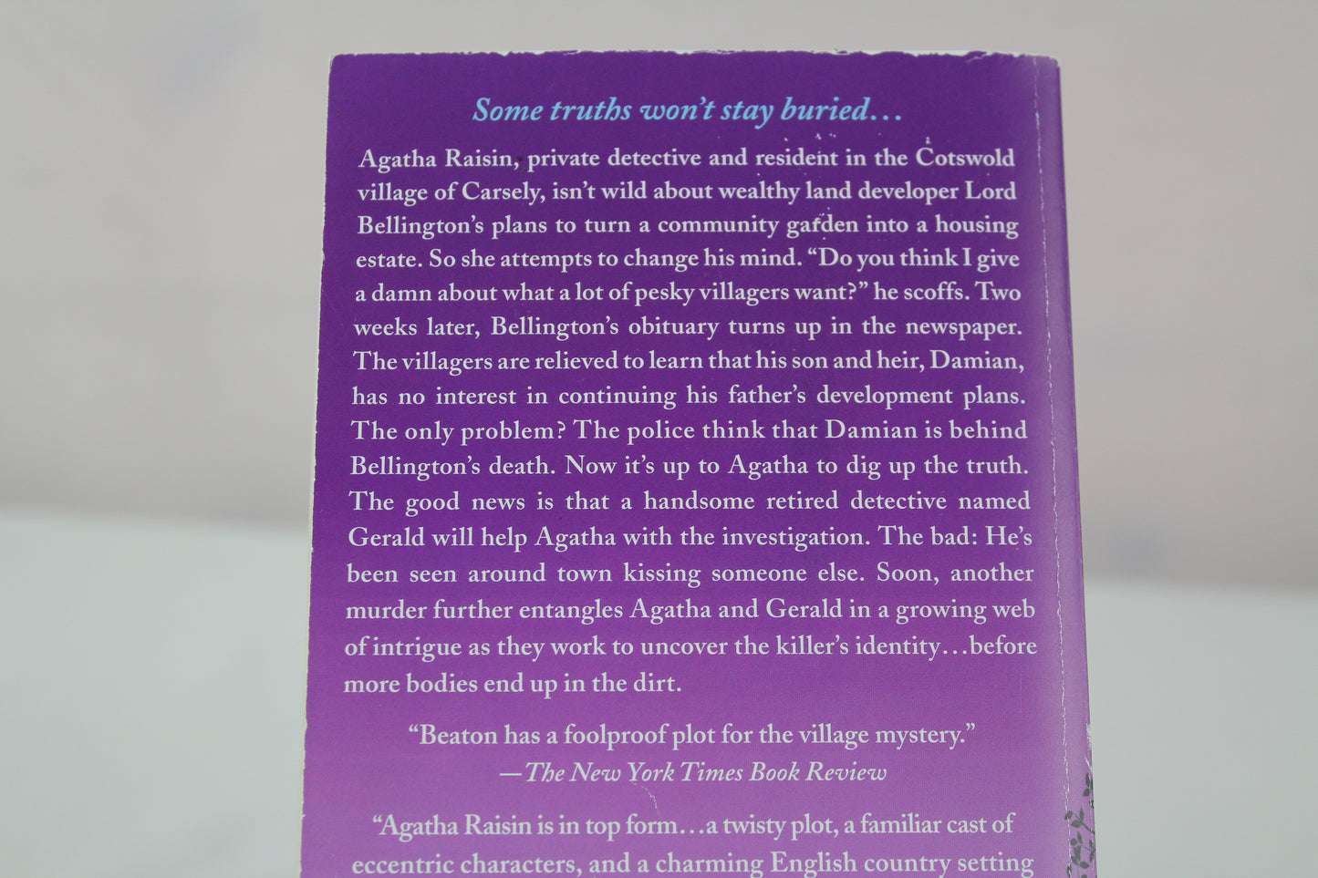 Pushing Up Daisies: An Agatha Raisin Mystery (Agatha Raisin Mysteries, 27) by M. C. Beaton