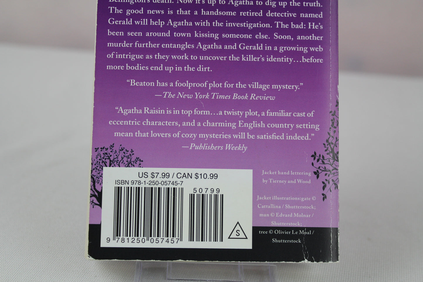Pushing Up Daisies: An Agatha Raisin Mystery (Agatha Raisin Mysteries, 27) by M. C. Beaton