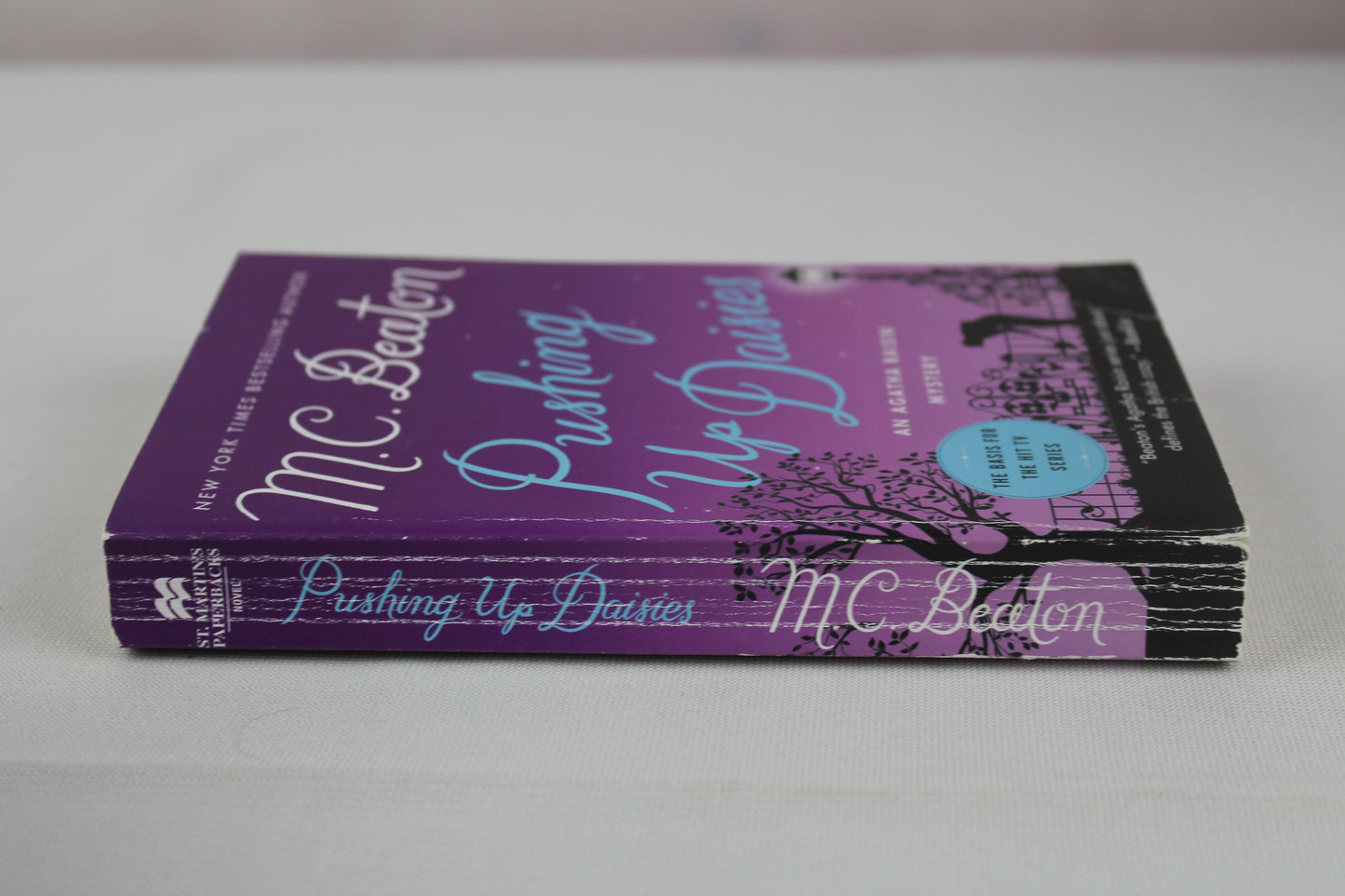 Pushing Up Daisies: An Agatha Raisin Mystery (Agatha Raisin Mysteries, 27) by M. C. Beaton