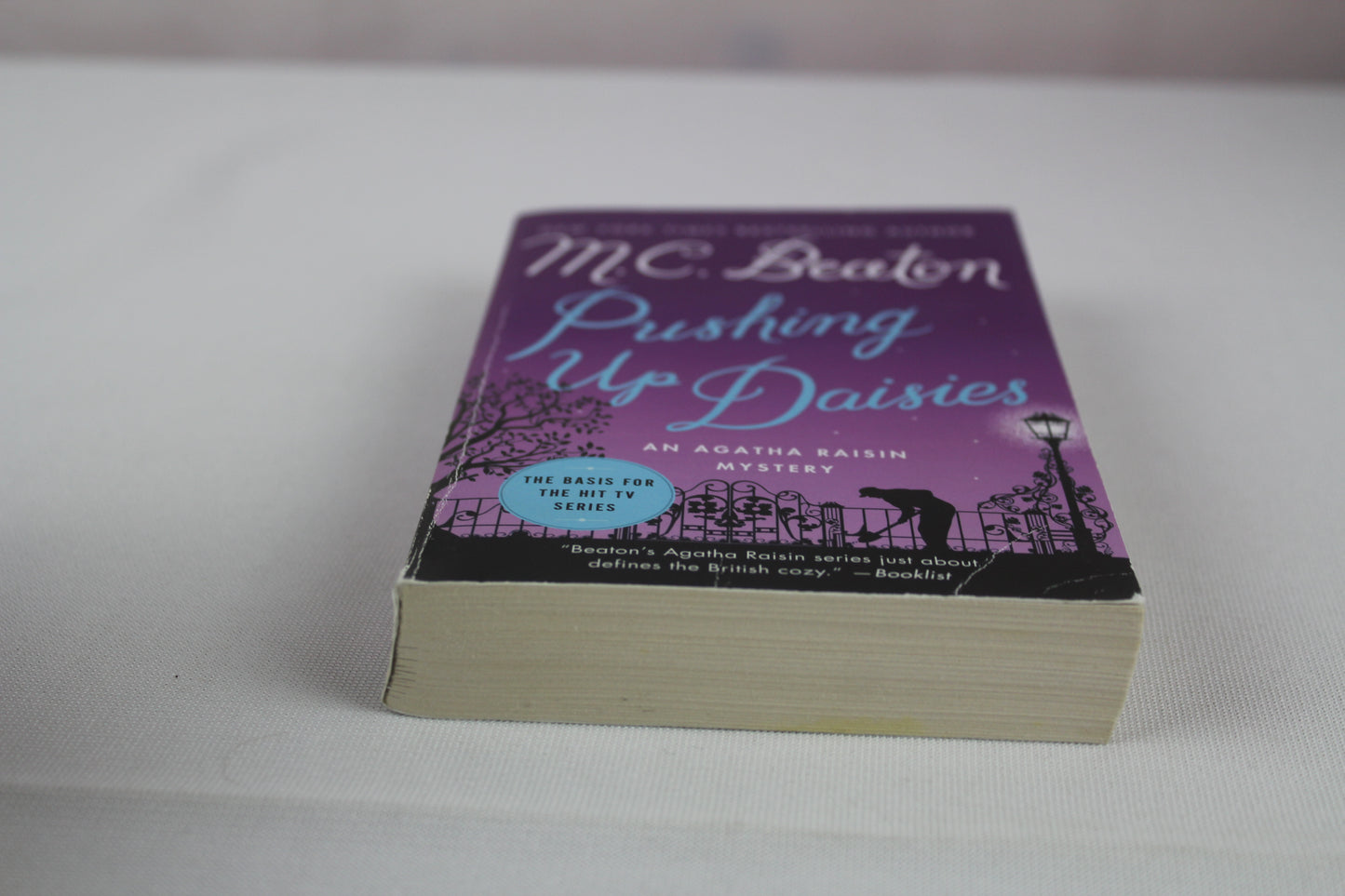 Pushing Up Daisies: An Agatha Raisin Mystery (Agatha Raisin Mysteries, 27) by M. C. Beaton