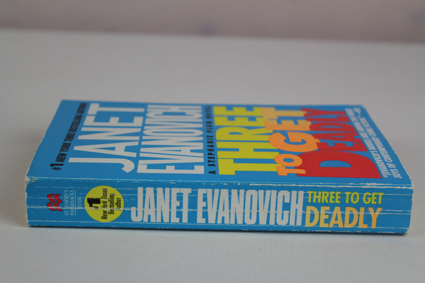 Three to Get Deadly (Stephanie Plum, No. 3) (Stephanie Plum Novels) by Janet Evanovich