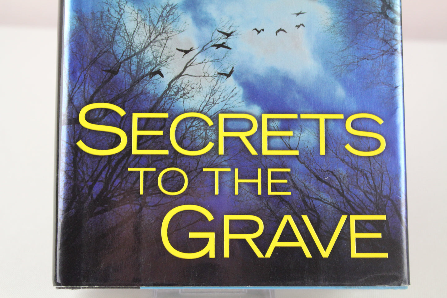 Secrets to the Grave by Tami Hoag