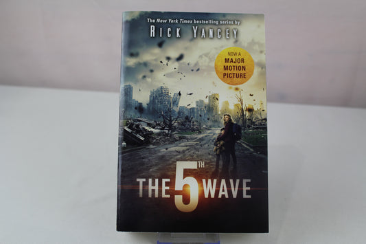 The 5th Wave: The First Book of the 5th Wave Series by Rick Yancey