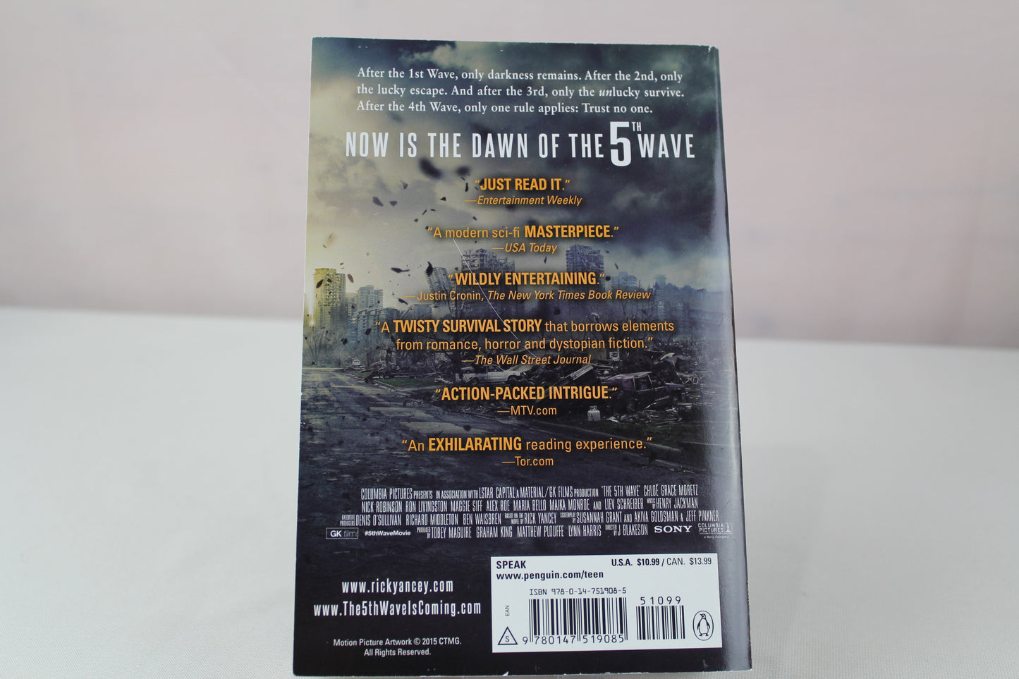 The 5th Wave: The First Book of the 5th Wave Series by Rick Yancey