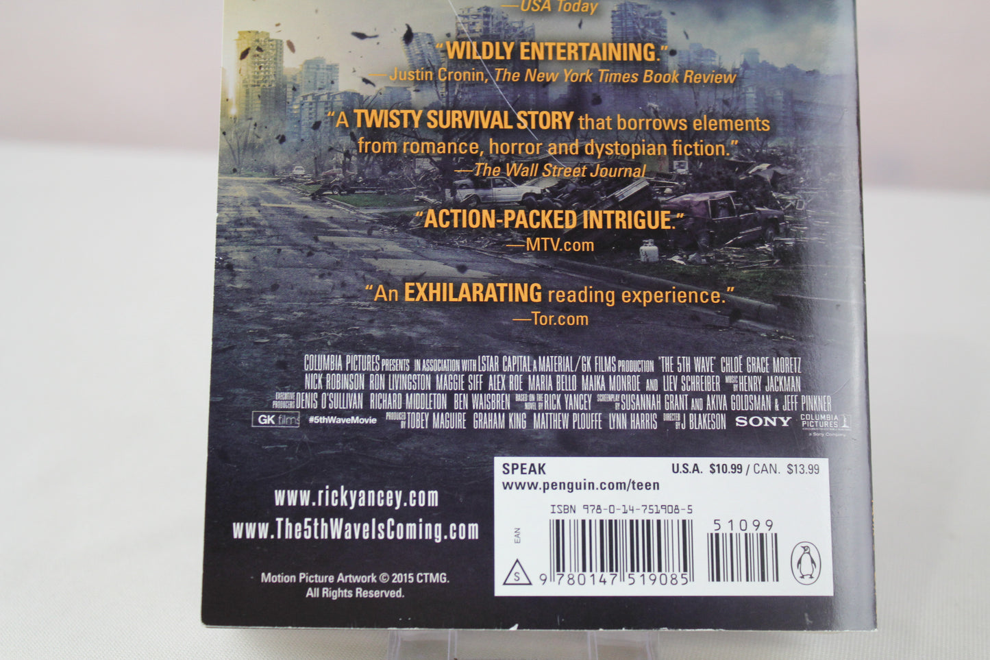 The 5th Wave: The First Book of the 5th Wave Series by Rick Yancey