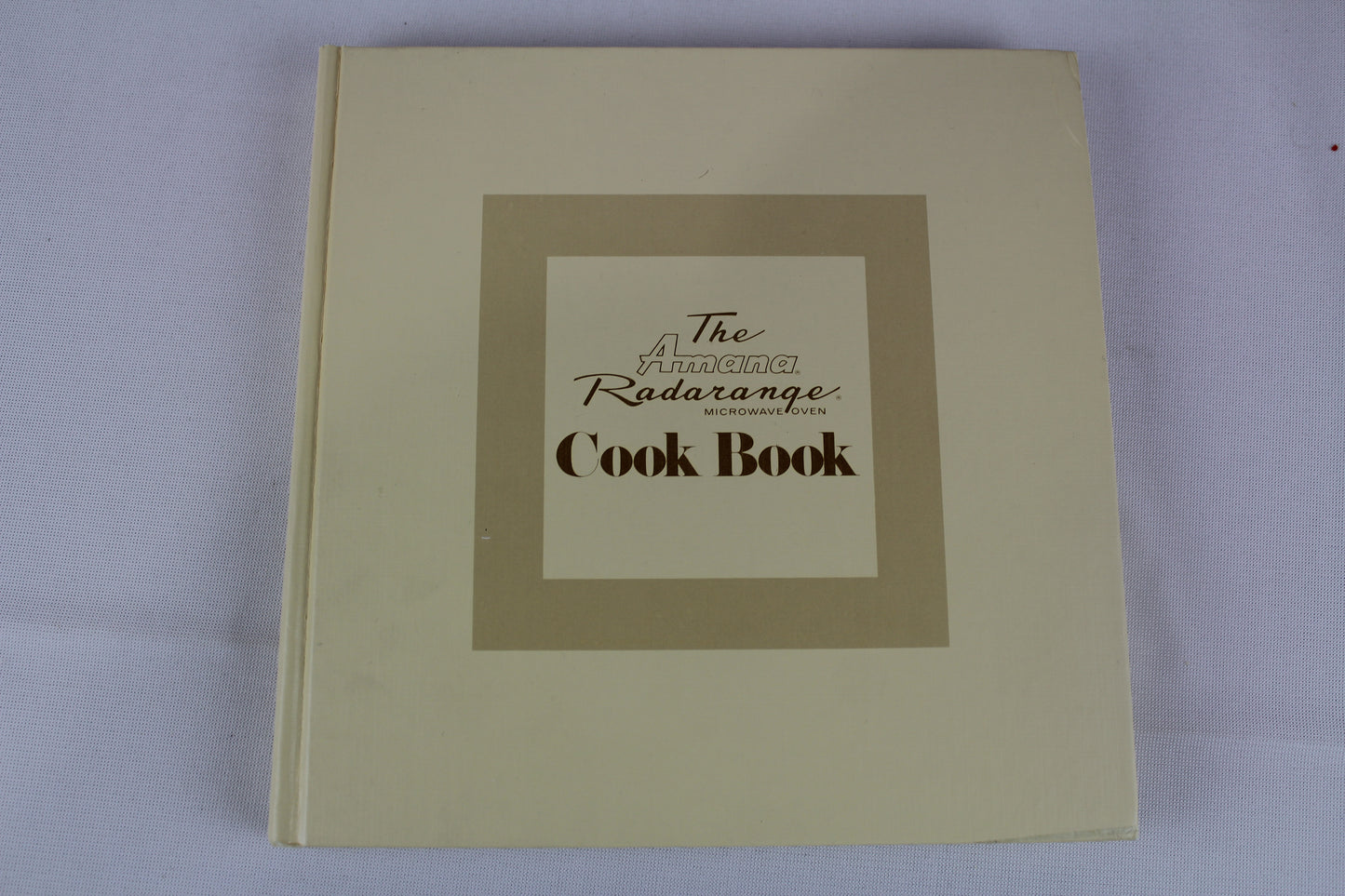 The Amana Radarange Microwave Oven Cook Book by Amana Corporation (1975-08-01) by Amana