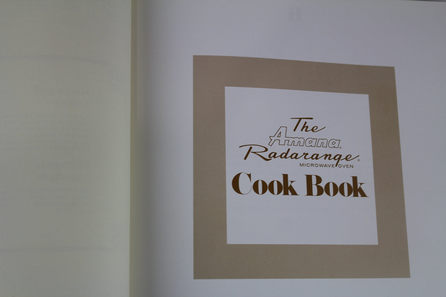 The Amana Radarange Microwave Oven Cook Book by Amana Corporation (1975-08-01) by Amana