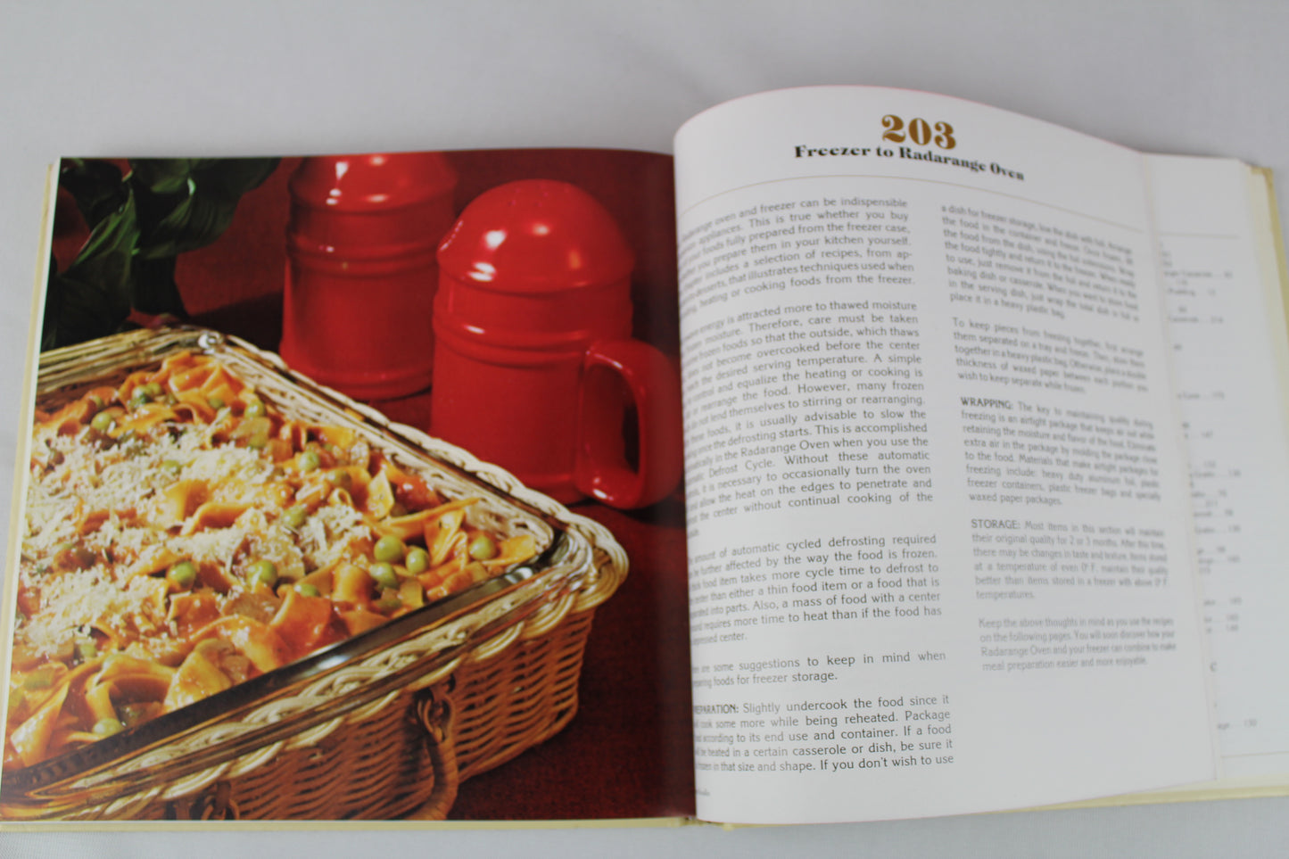 The Amana Radarange Microwave Oven Cook Book by Amana Corporation (1975-08-01) by Amana
