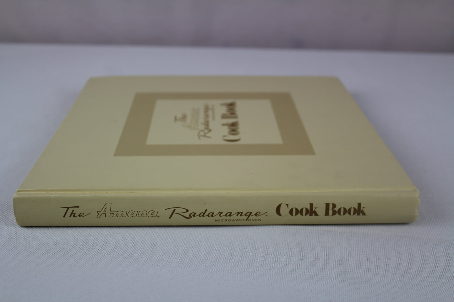 The Amana Radarange Microwave Oven Cook Book by Amana Corporation (1975-08-01) by Amana