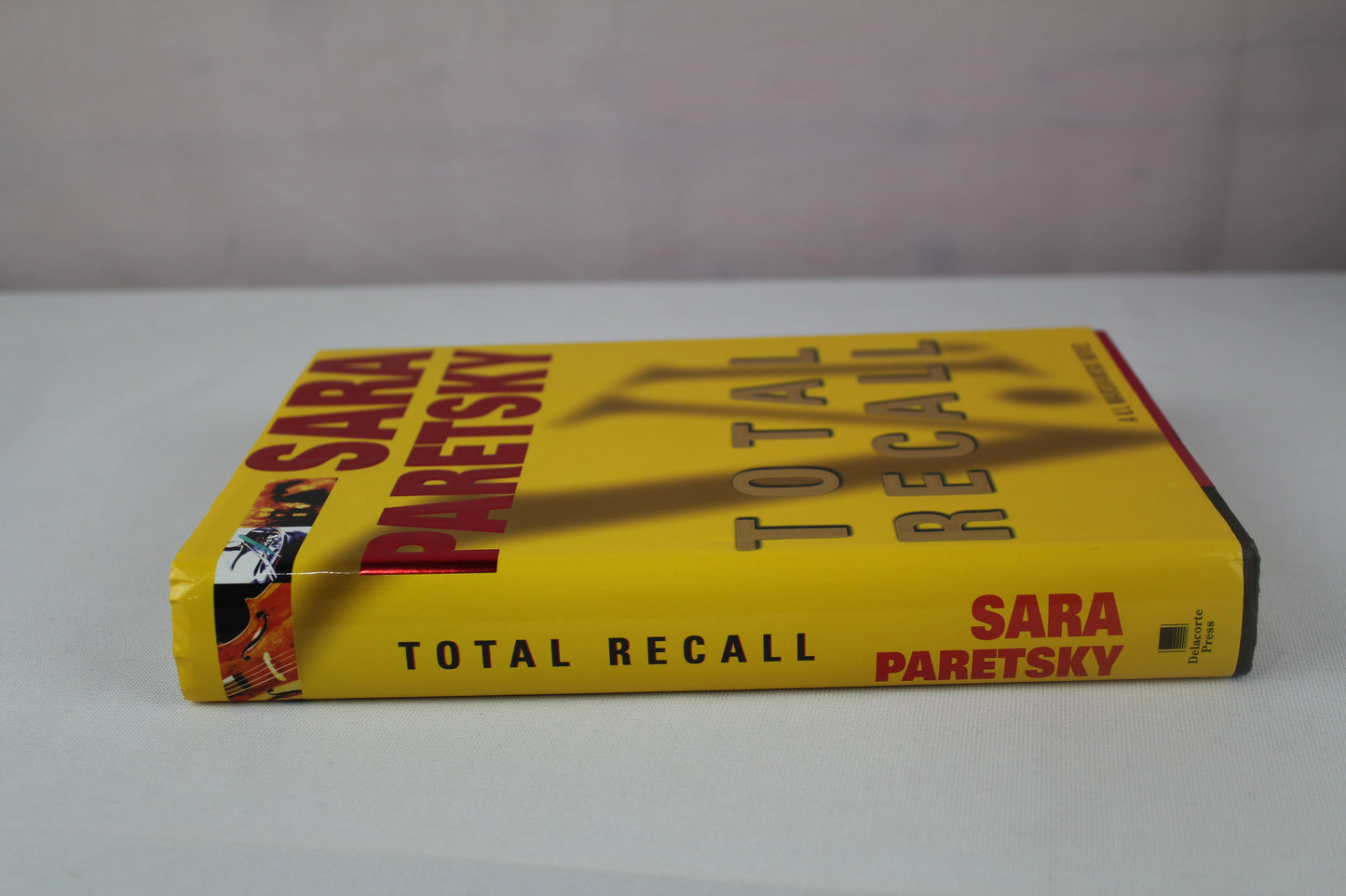 Total Recall (A V.I. Warshawski Novel) by Sara Paretsky