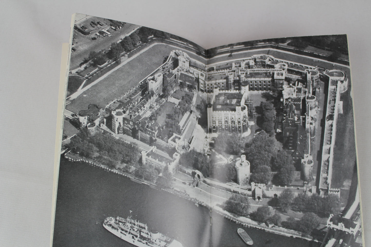 Tower of London: Department of the Environment Official Guide by Department of the Environment