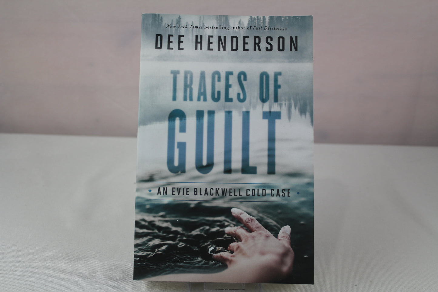 Traces of Guilt: (A Contemporary Cold Case Mystery & Suspense Romance) (An Evie Blackwell Cold Case) by Dee Henderson
