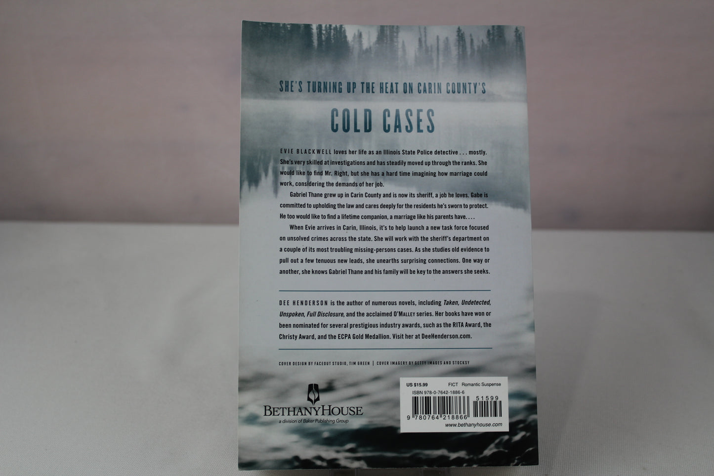 Traces of Guilt: (A Contemporary Cold Case Mystery & Suspense Romance) (An Evie Blackwell Cold Case) by Dee Henderson