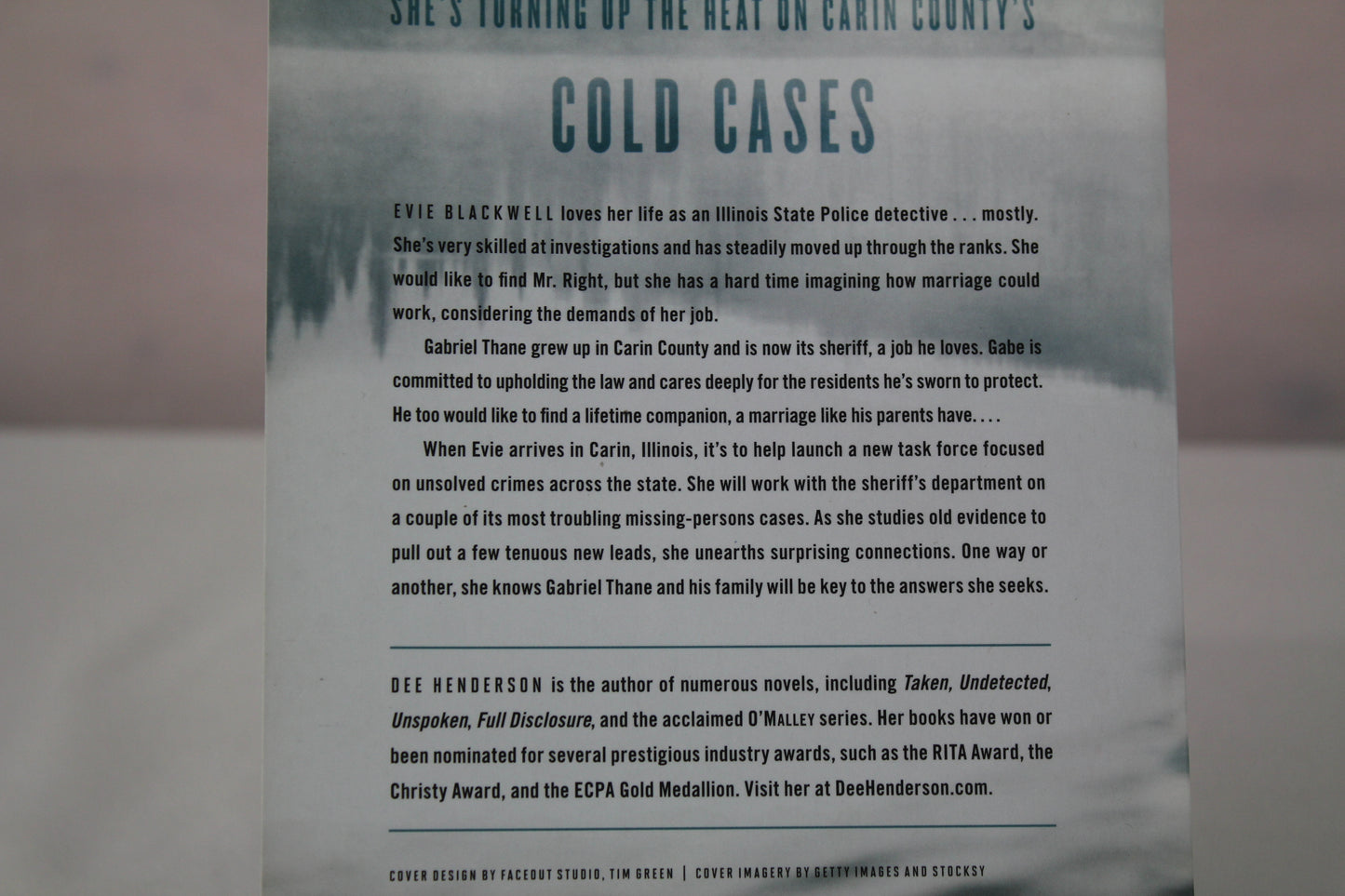 Traces of Guilt: (A Contemporary Cold Case Mystery & Suspense Romance) (An Evie Blackwell Cold Case) by Dee Henderson