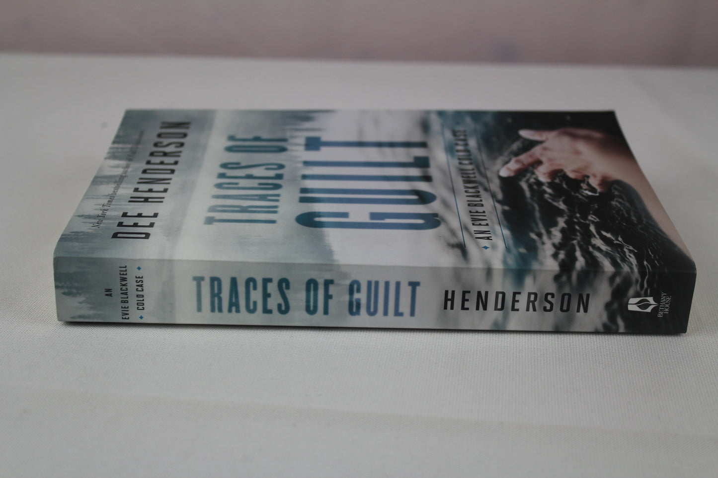 Traces of Guilt: (A Contemporary Cold Case Mystery & Suspense Romance) (An Evie Blackwell Cold Case) by Dee Henderson