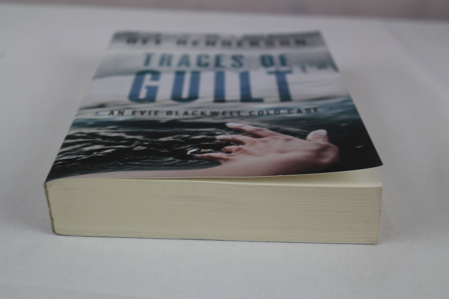 Traces of Guilt: (A Contemporary Cold Case Mystery & Suspense Romance) (An Evie Blackwell Cold Case) by Dee Henderson