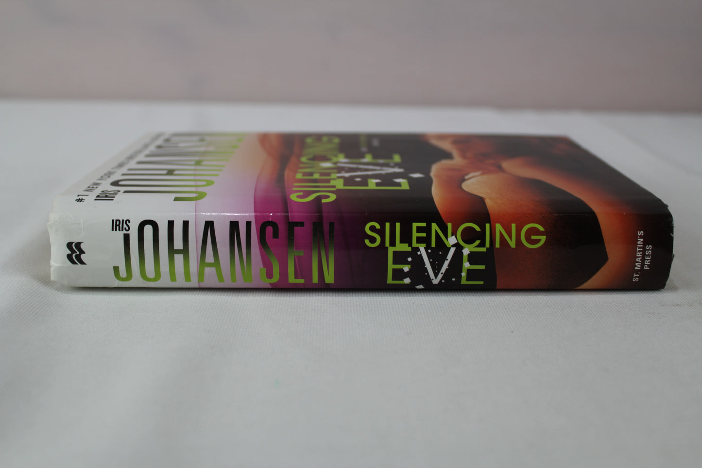 Silencing Eve: An Eve Duncan Novel by Iris Johansen