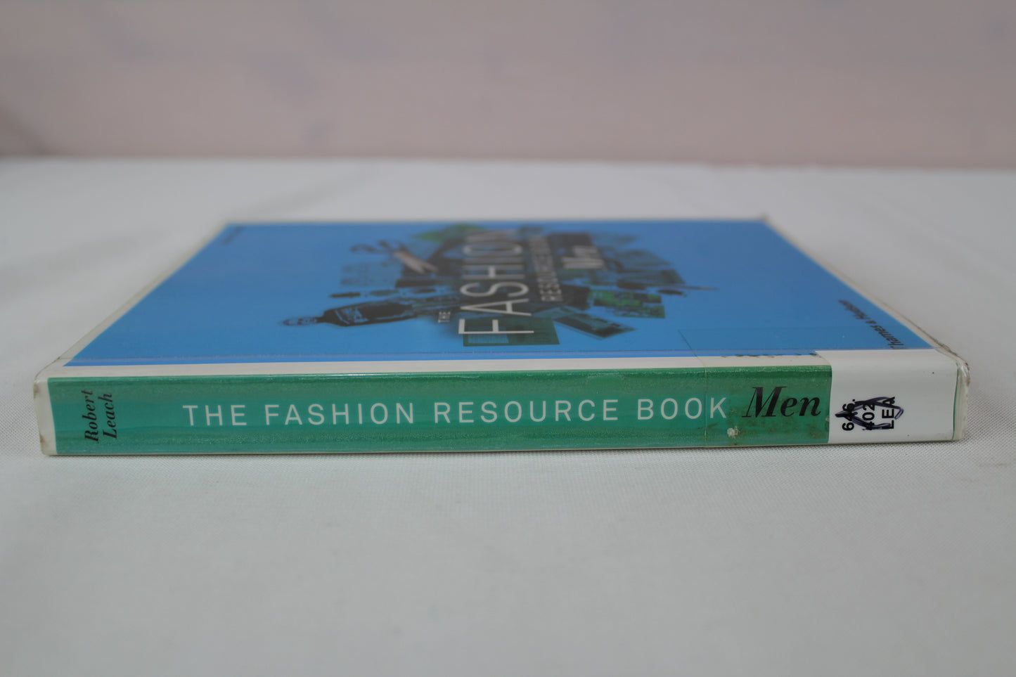 The Fashion Resource Book: Men by Robert Leach
