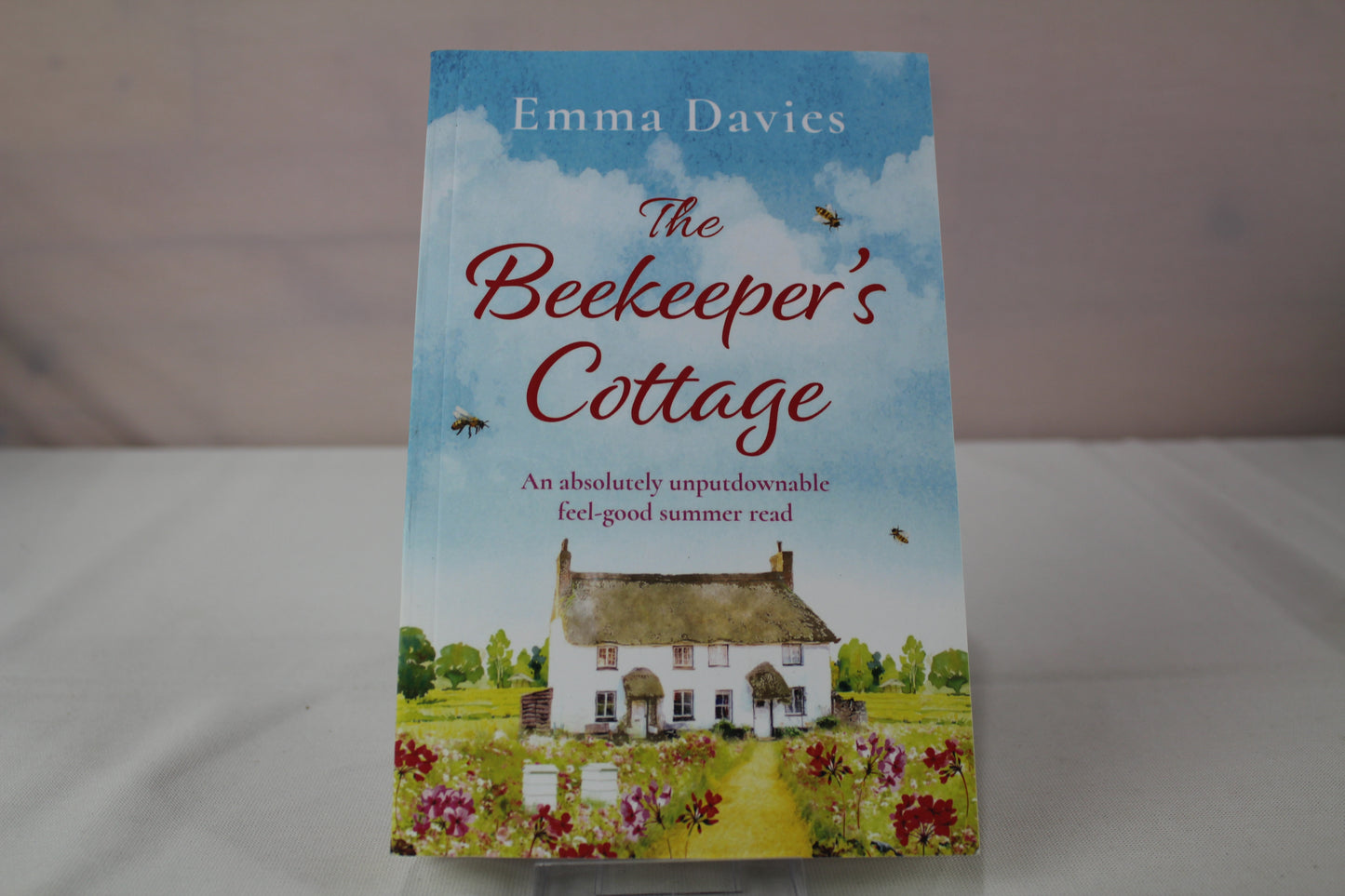 The Beekeeper's Cottage: An absolutely unputdownable feel good summer read by Emma Davies