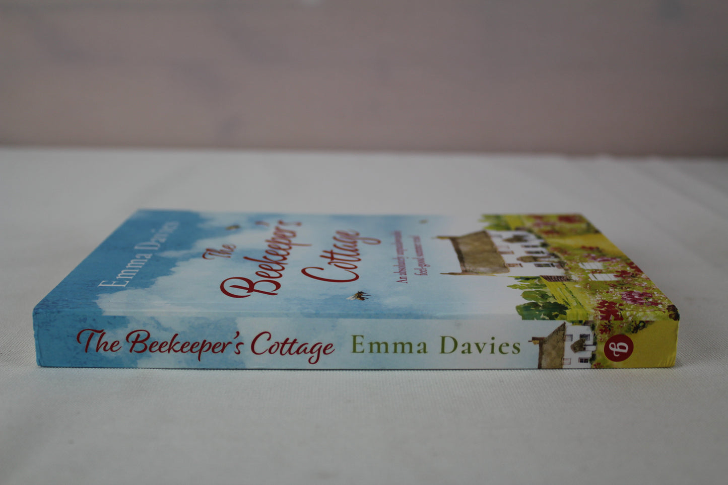 The Beekeeper's Cottage: An absolutely unputdownable feel good summer read by Emma Davies
