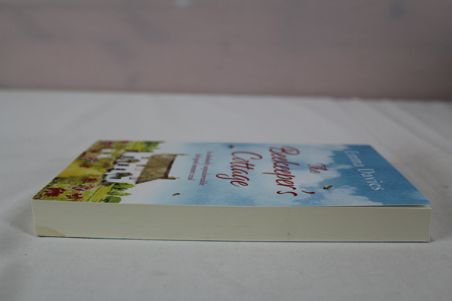 The Beekeeper's Cottage: An absolutely unputdownable feel good summer read by Emma Davies