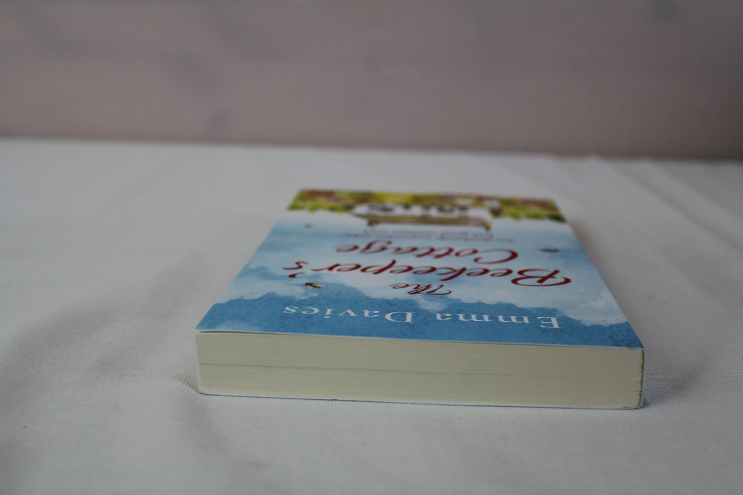 The Beekeeper's Cottage: An absolutely unputdownable feel good summer read by Emma Davies