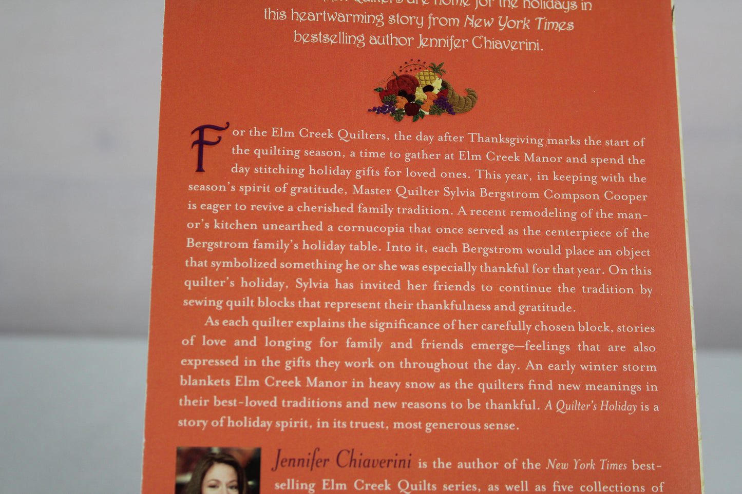 A Quilter's Holiday: An Elm Creek Quilts Novel by Jennifer Chiaverini