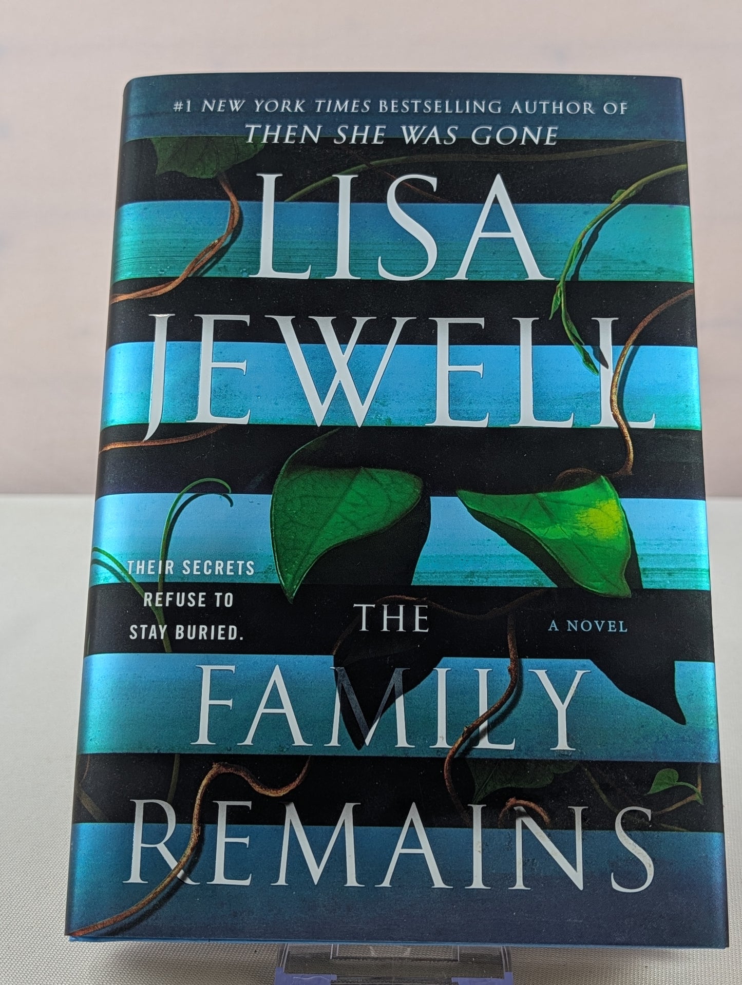 The Family Remains: A Novel by Lisa Jewell