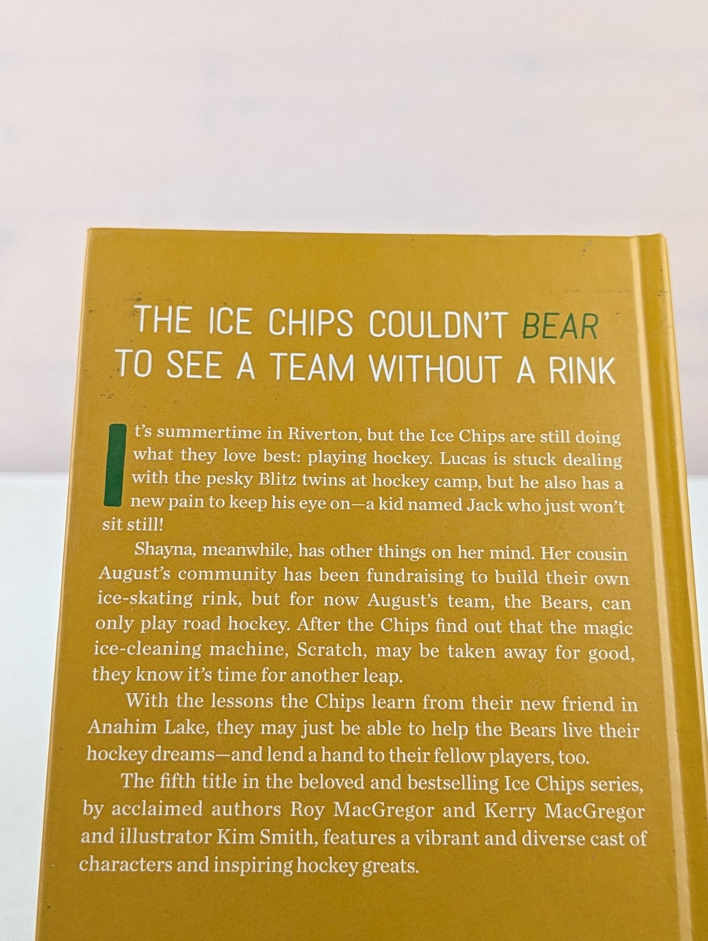 The Ice Chips and the Grizzly Escape by Roy MacGregor, Kerry MacGregor, Kim Smith